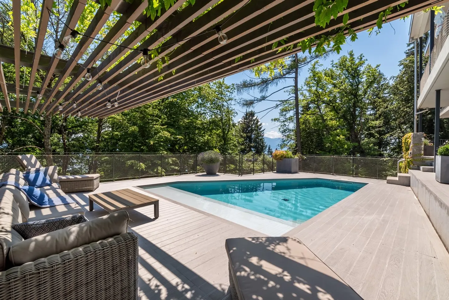 Magnifica villa contemporanea di 5,5 stanze con piscina - Foto 3 di 10