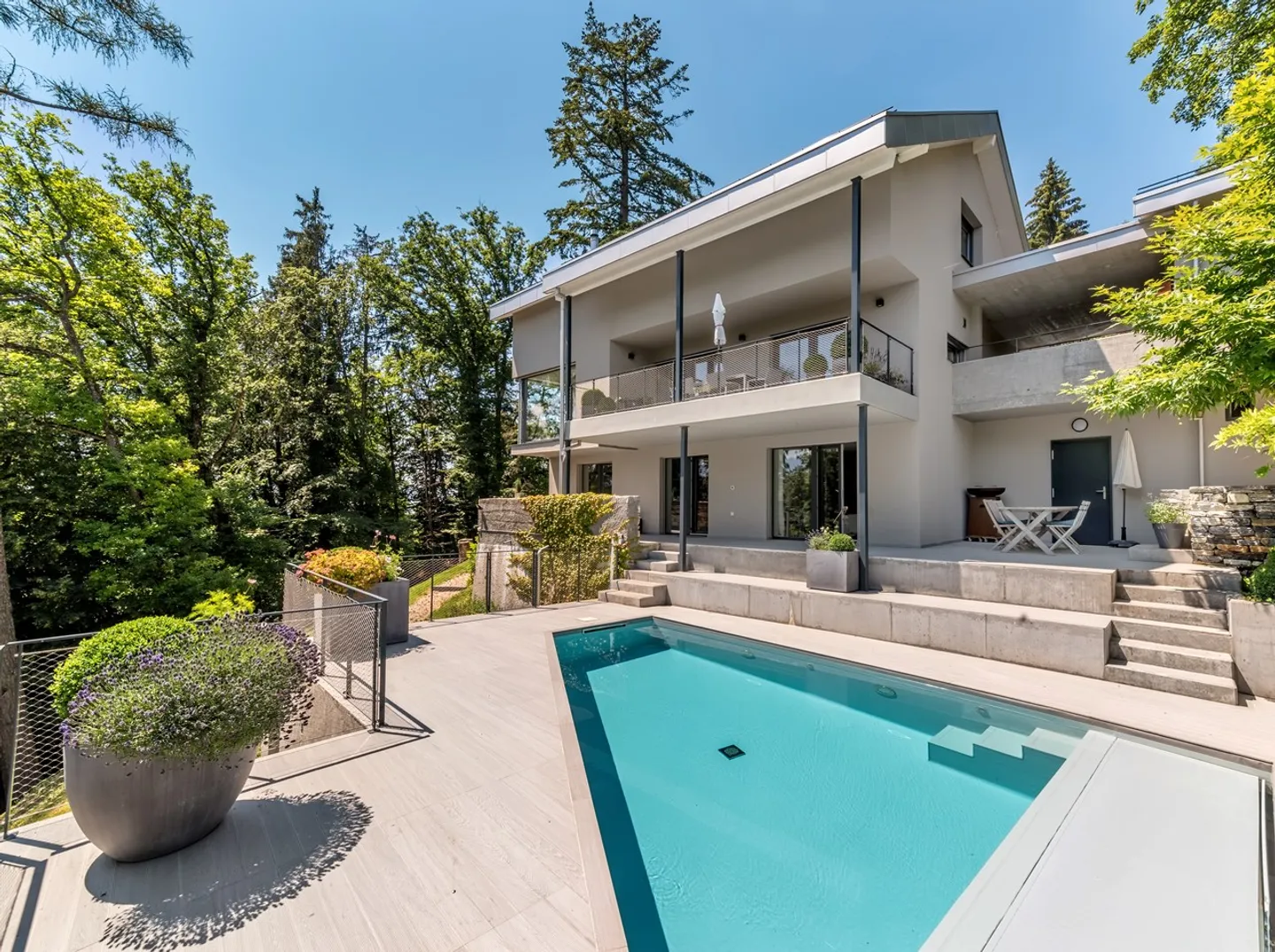 Magnifica villa contemporanea di 5,5 stanze con piscina - Foto 1 di 10