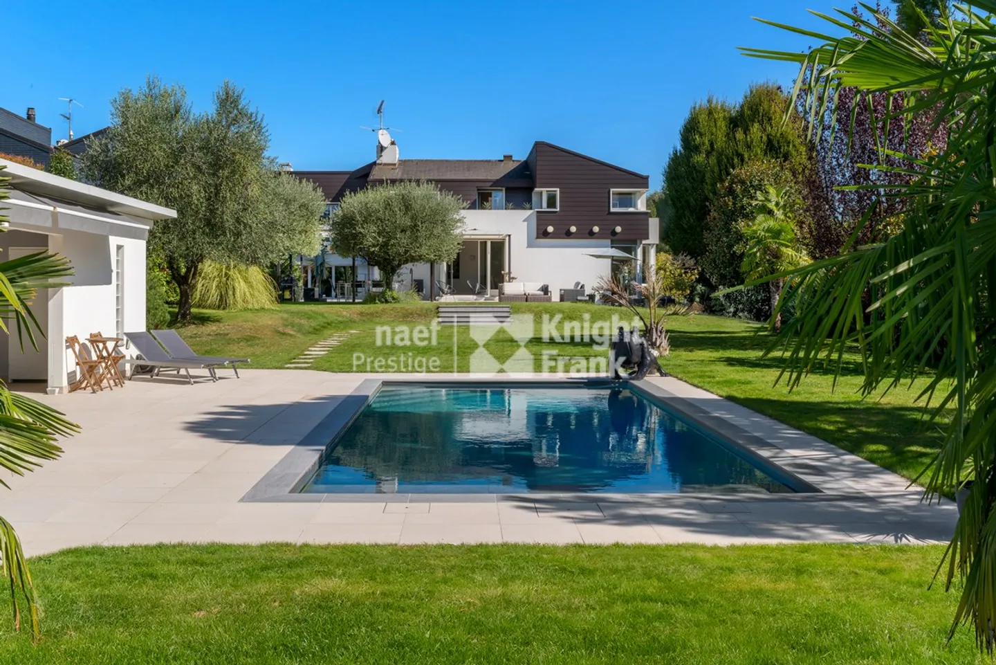 Zeitgenössische Villa in der Genfer Landschaft - Foto 1 von 12