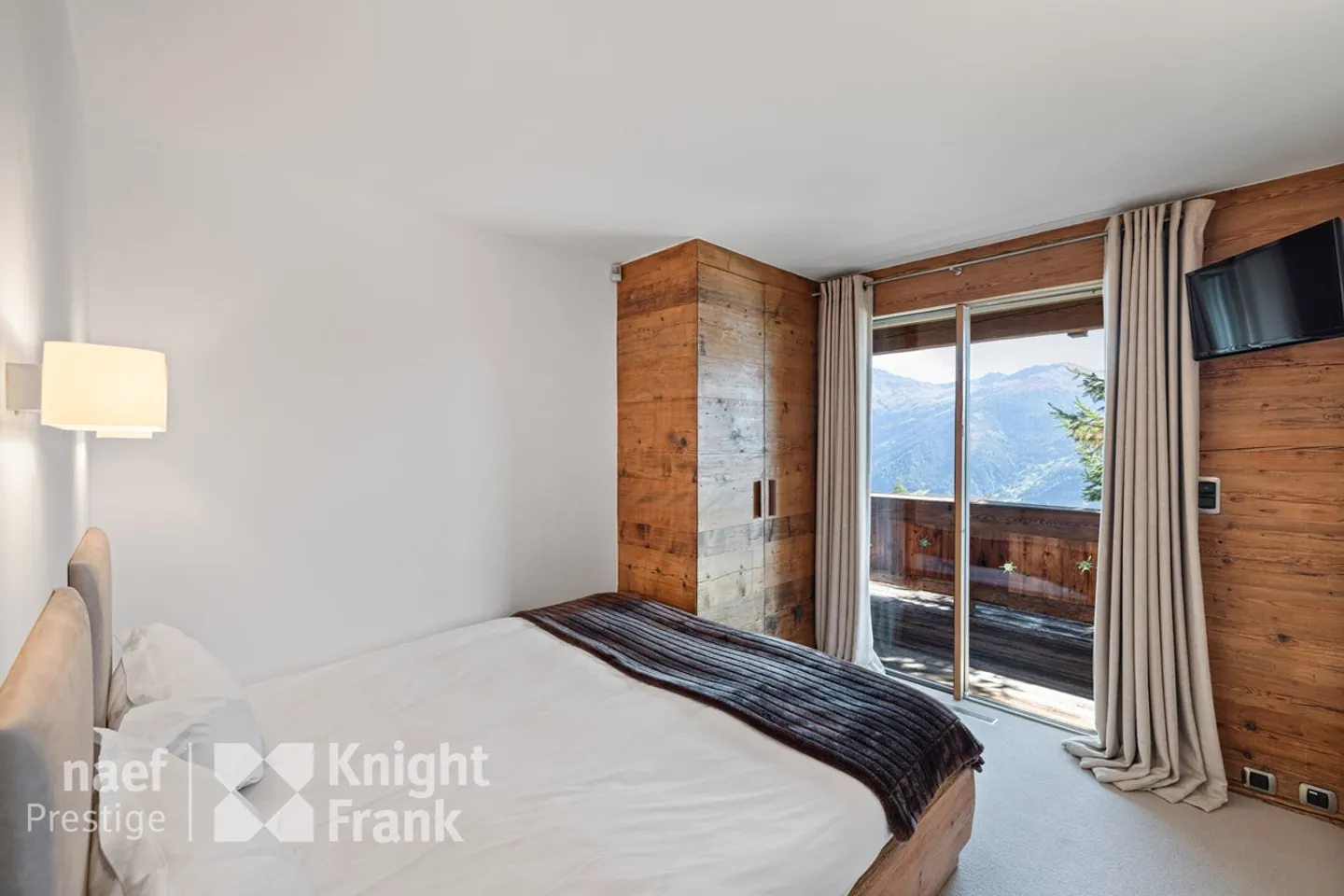 High-end chalet with swimming pool in Verbier - Photo 9 of 11