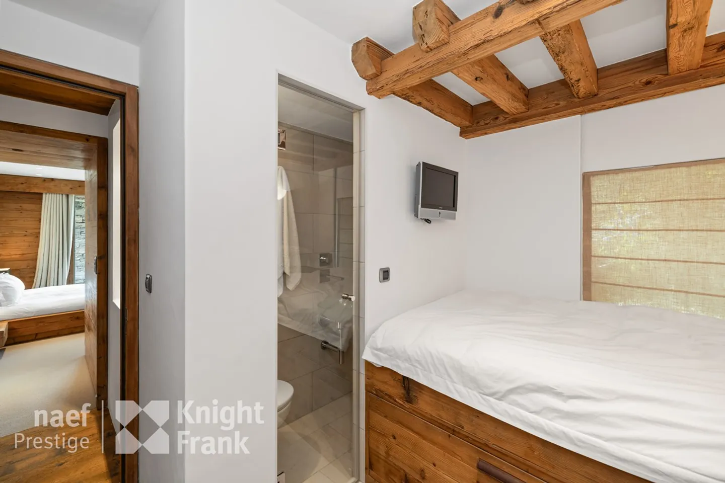 High-end chalet with swimming pool in Verbier - Photo 10 of 11