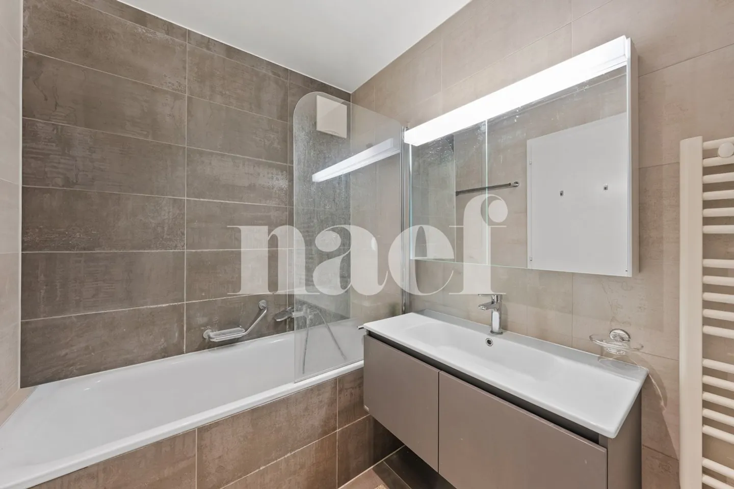 Exclusivity? 4.5 rooms in the heart of the village - Photo 3 of 7