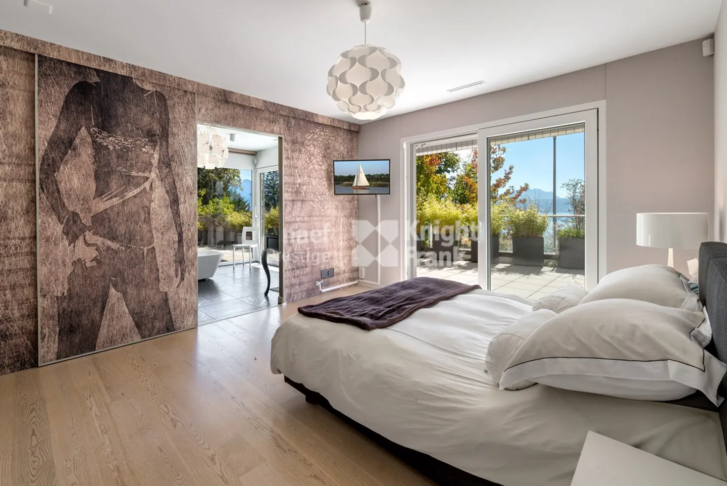 Magnificent penthouse with spacious terraces and breathtaking views of the lake - Photo 6 of 10