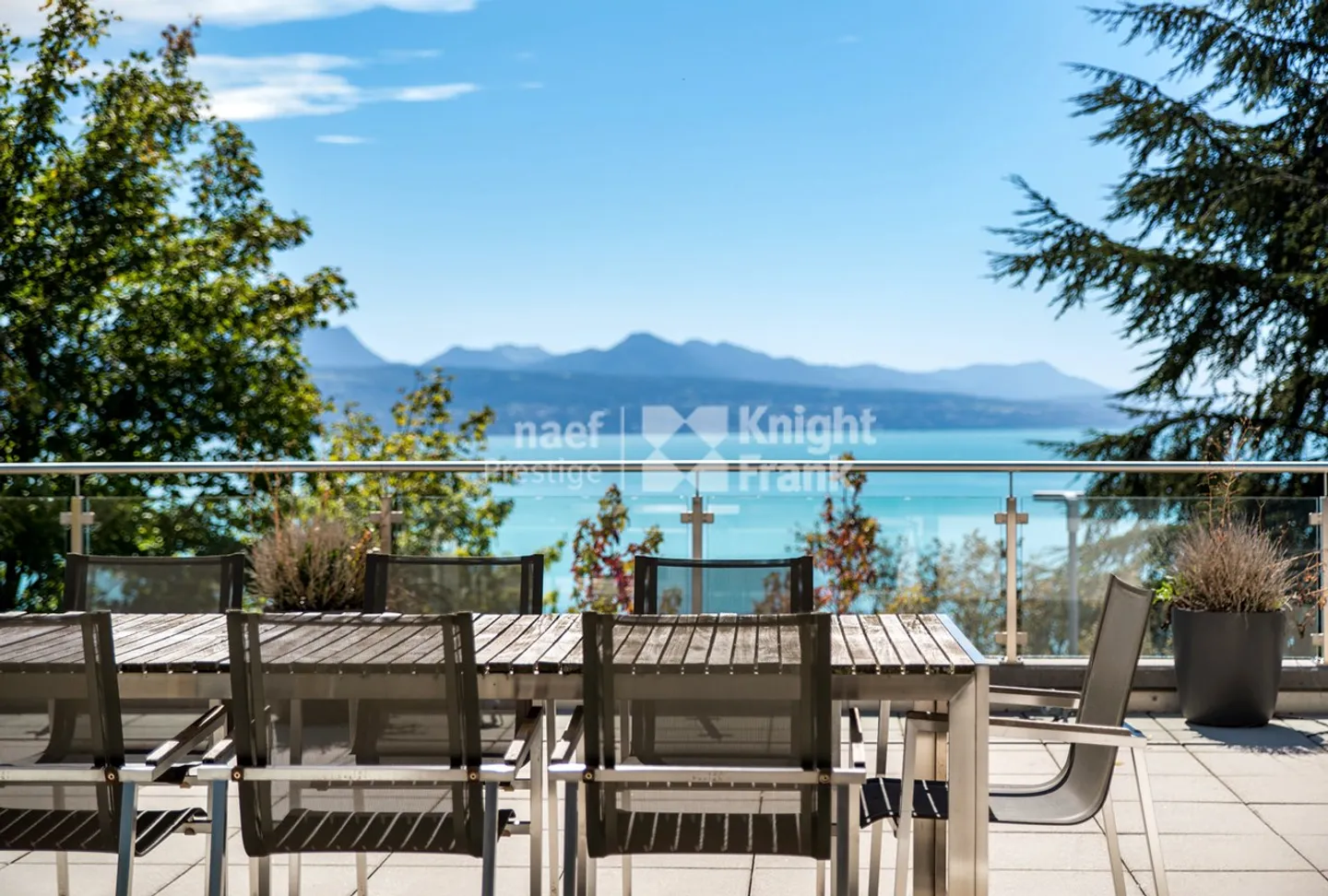 Magnificent penthouse with spacious terraces and breathtaking views of the lake - Photo 2 of 10