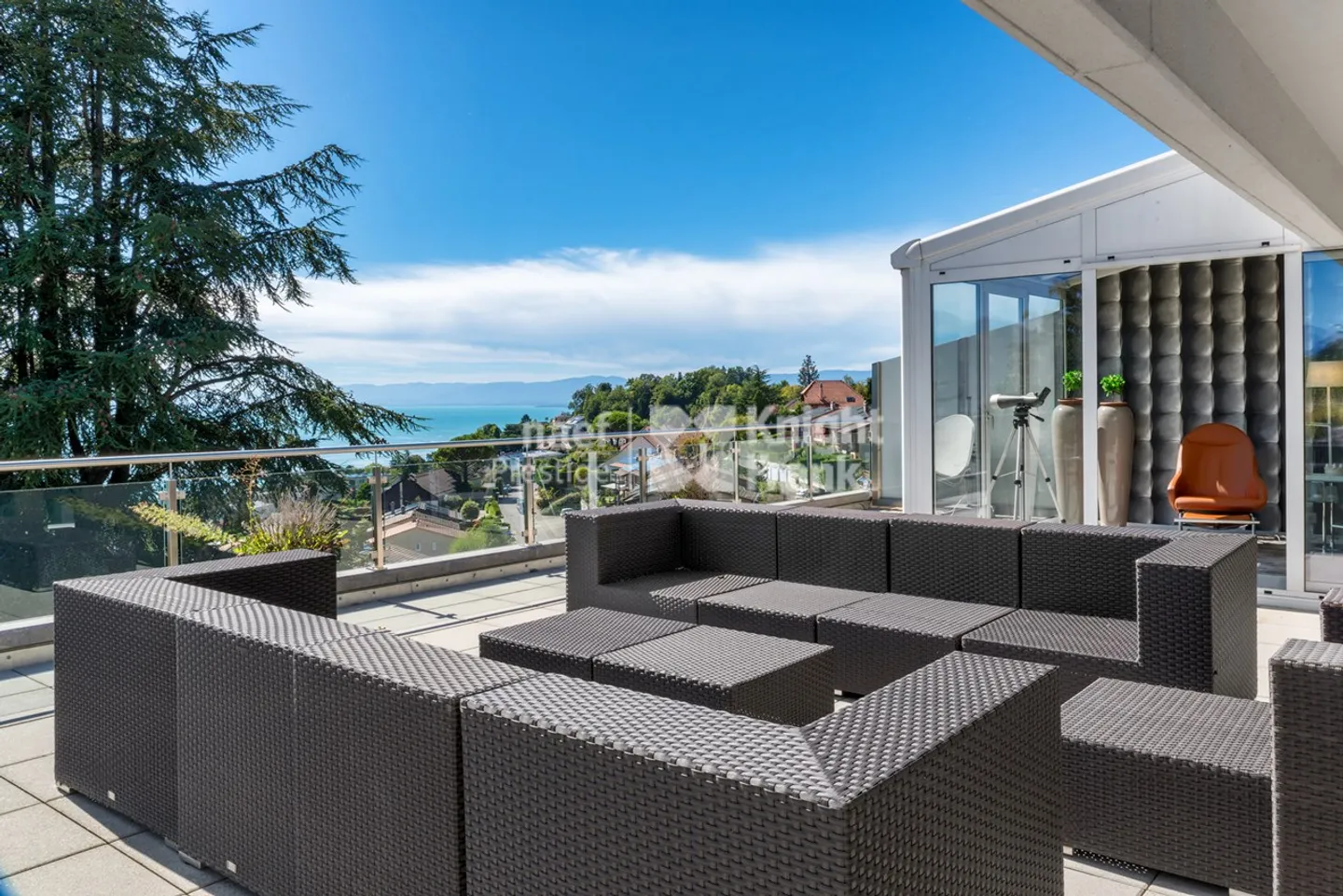 Magnificent penthouse with spacious terraces and breathtaking views of the lake - Photo 3 of 10