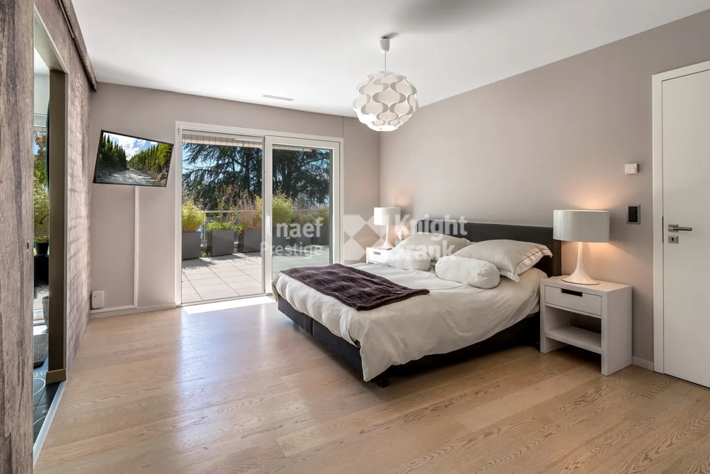Magnificent penthouse with spacious terraces and breathtaking views of the lake - Photo 7 of 10