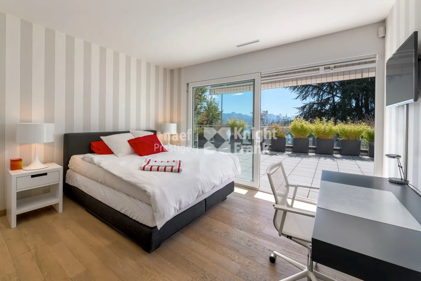 Magnificent penthouse with spacious terraces and breathtaking views of the lake - Photo 8 of 10