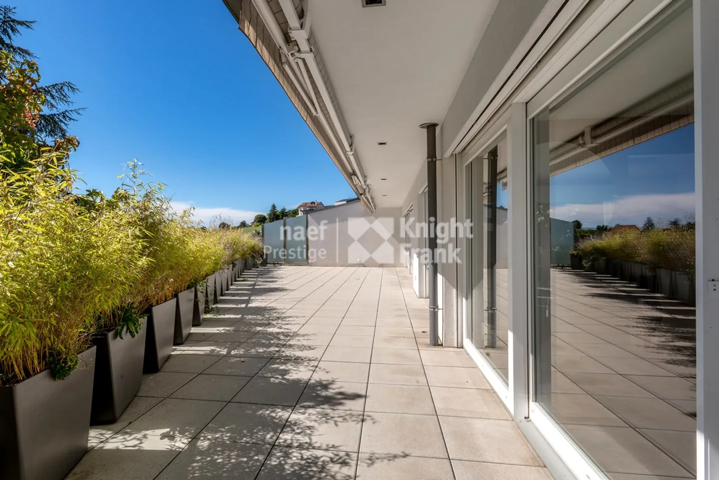 Magnificent penthouse with spacious terraces and breathtaking views of the lake - Photo 9 of 10
