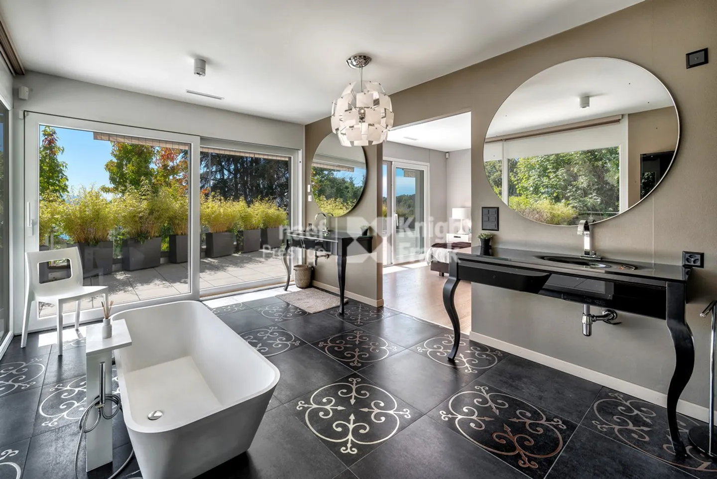 Magnificent penthouse with spacious terraces and breathtaking views of the lake - Photo 10 of 10