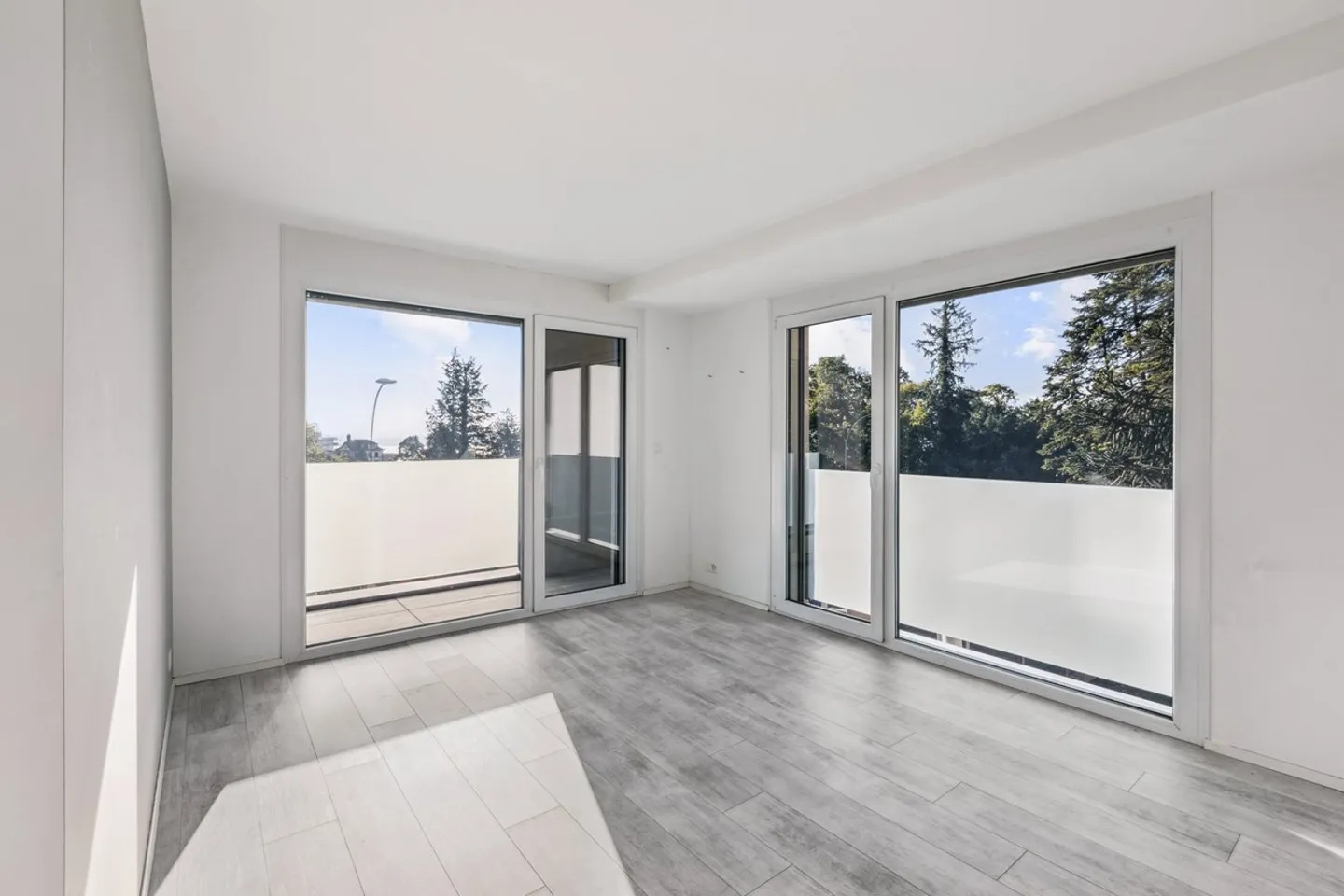 Villa contemporanea di 6,5 stanze nelle alture della città - Foto 4 di 9