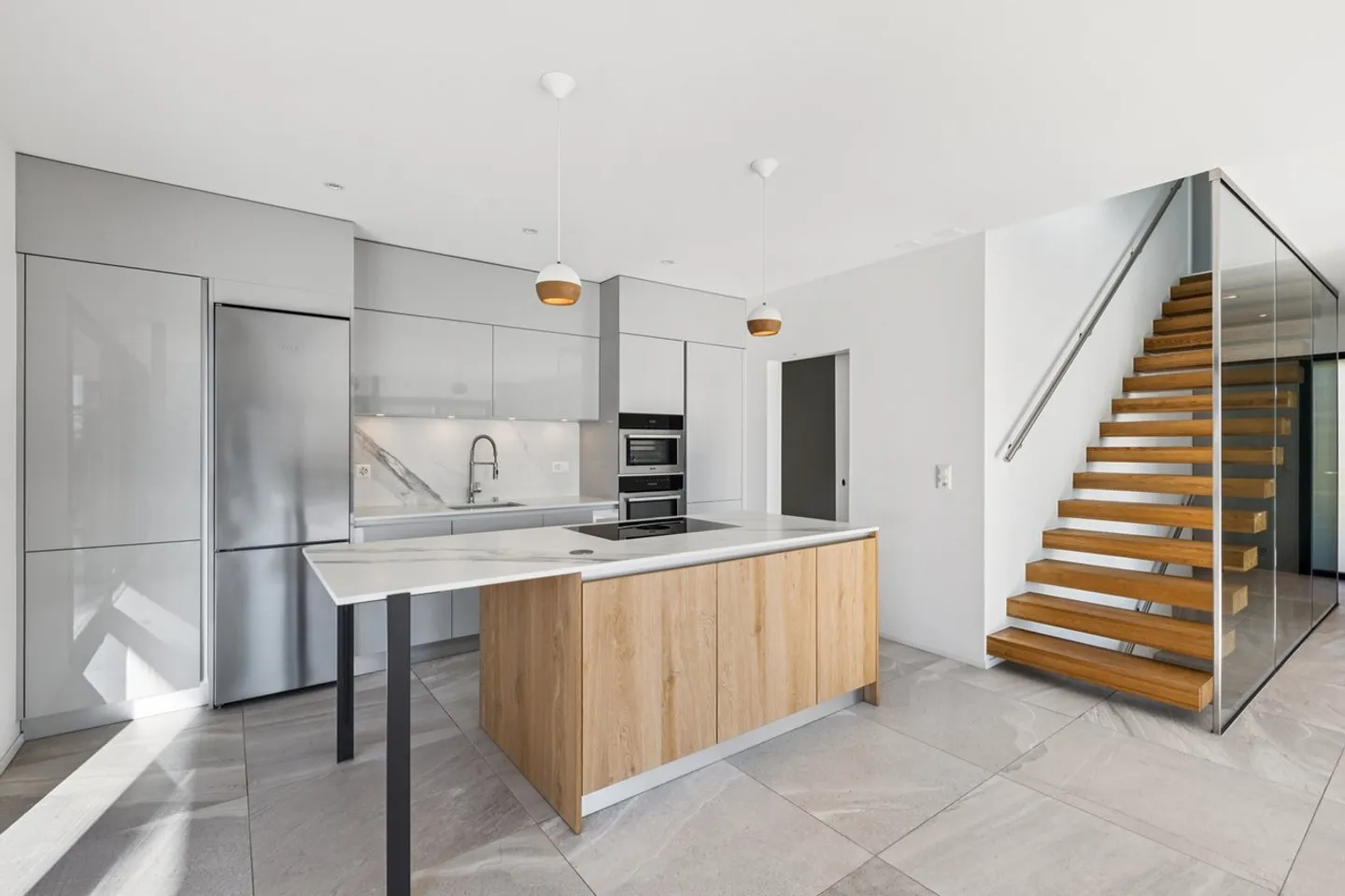 Villa contemporanea di 6,5 stanze nelle alture della città - Foto 3 di 9