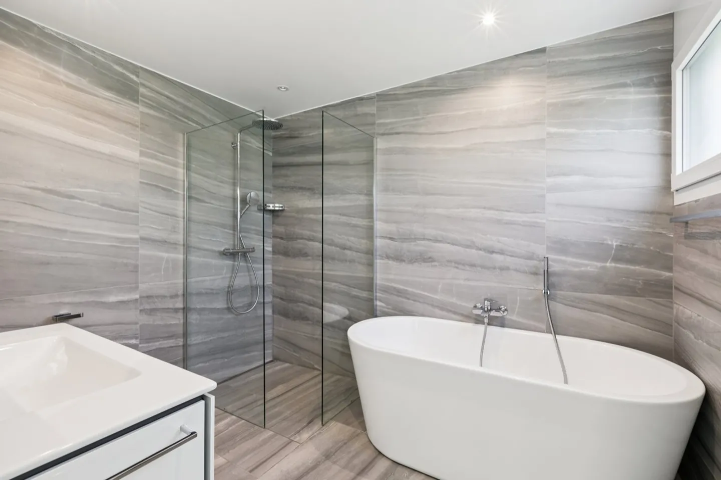 Villa contemporanea di 6,5 stanze nelle alture della città - Foto 7 di 9