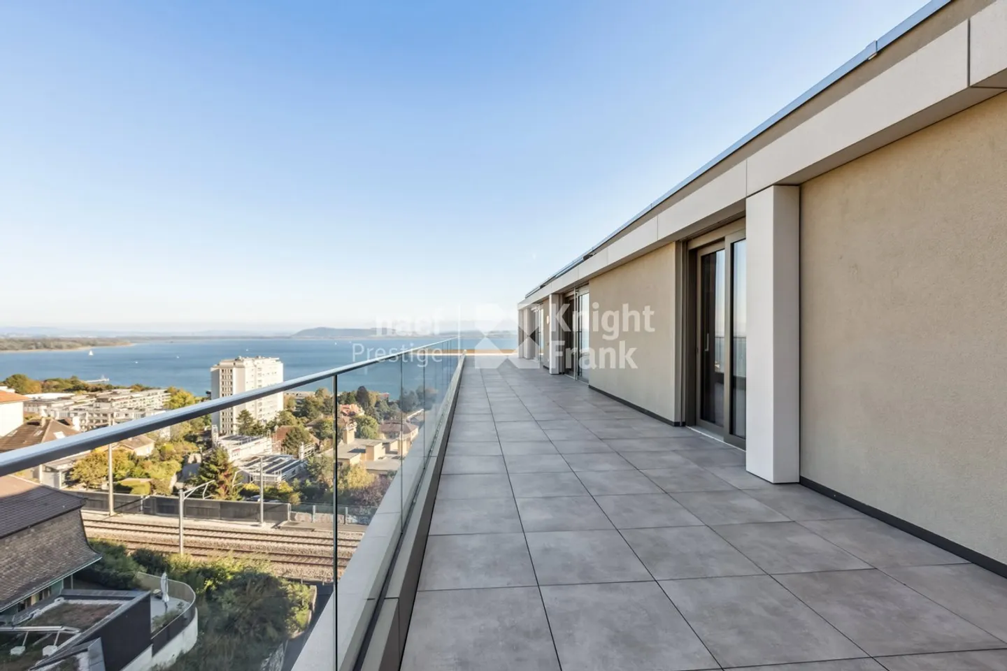 New penthouse with panoramic lake view - Photo 9 of 9