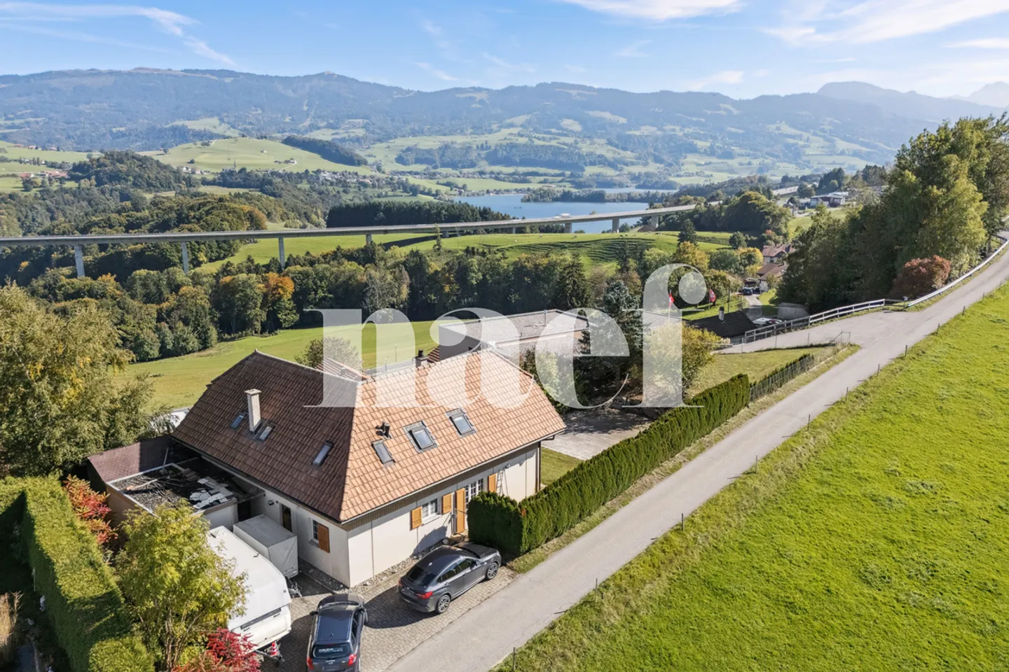 6,5-Zimmer-Einfamilienhaus mit atemberaubendem Blick in Le Bry zu verkaufen - Foto 2 von 7