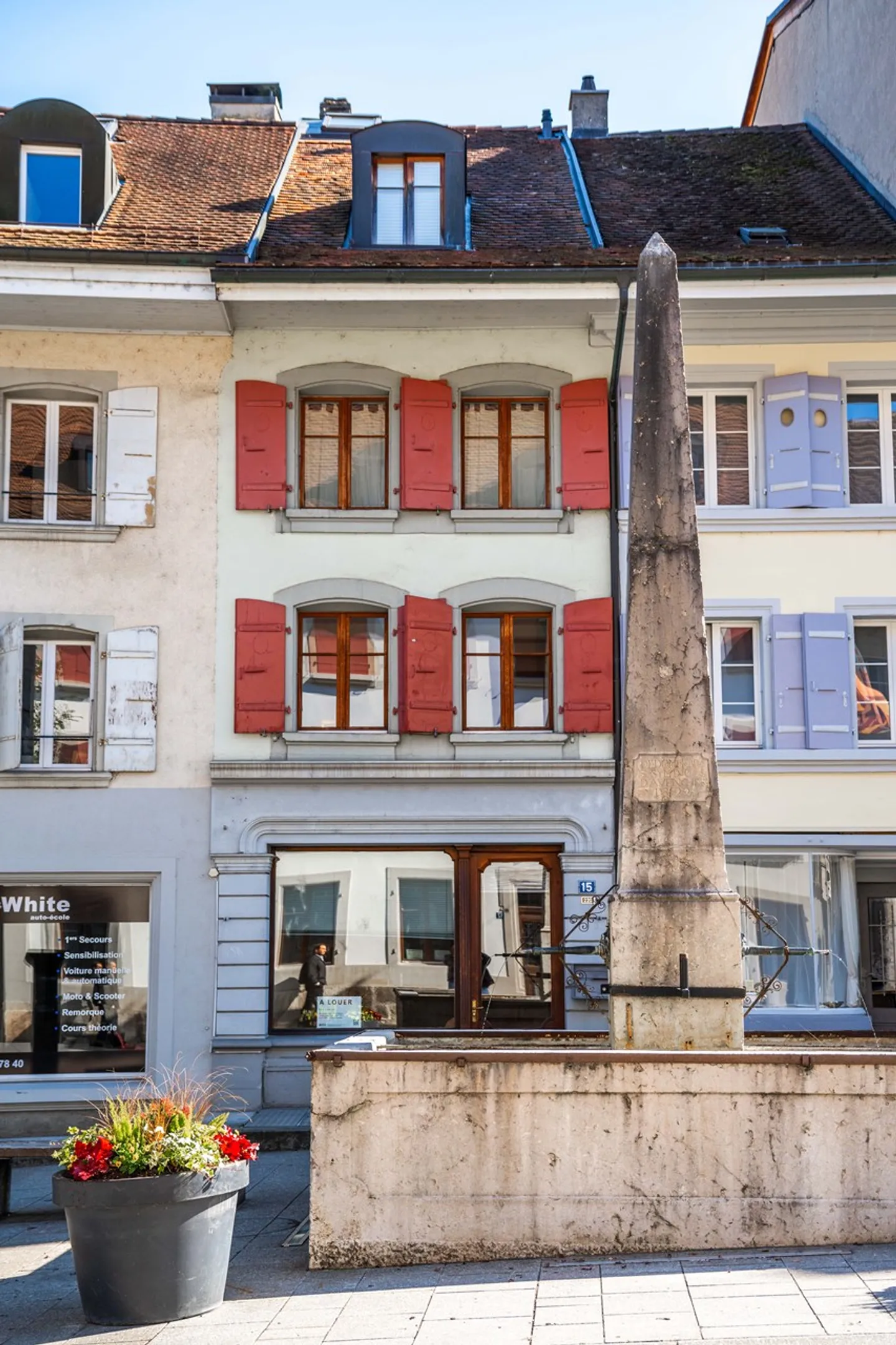 Edificio misto nel centro storico di Avenches (VD) - Foto 1 di 8