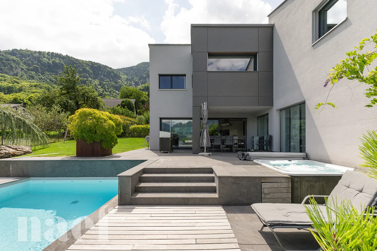 Maison d'architecte de 7.5 pièces avec piscine et jacuzzi dans un cadre verdoyant à vendre à Collombey-Muraz - Photo 2 sur 13