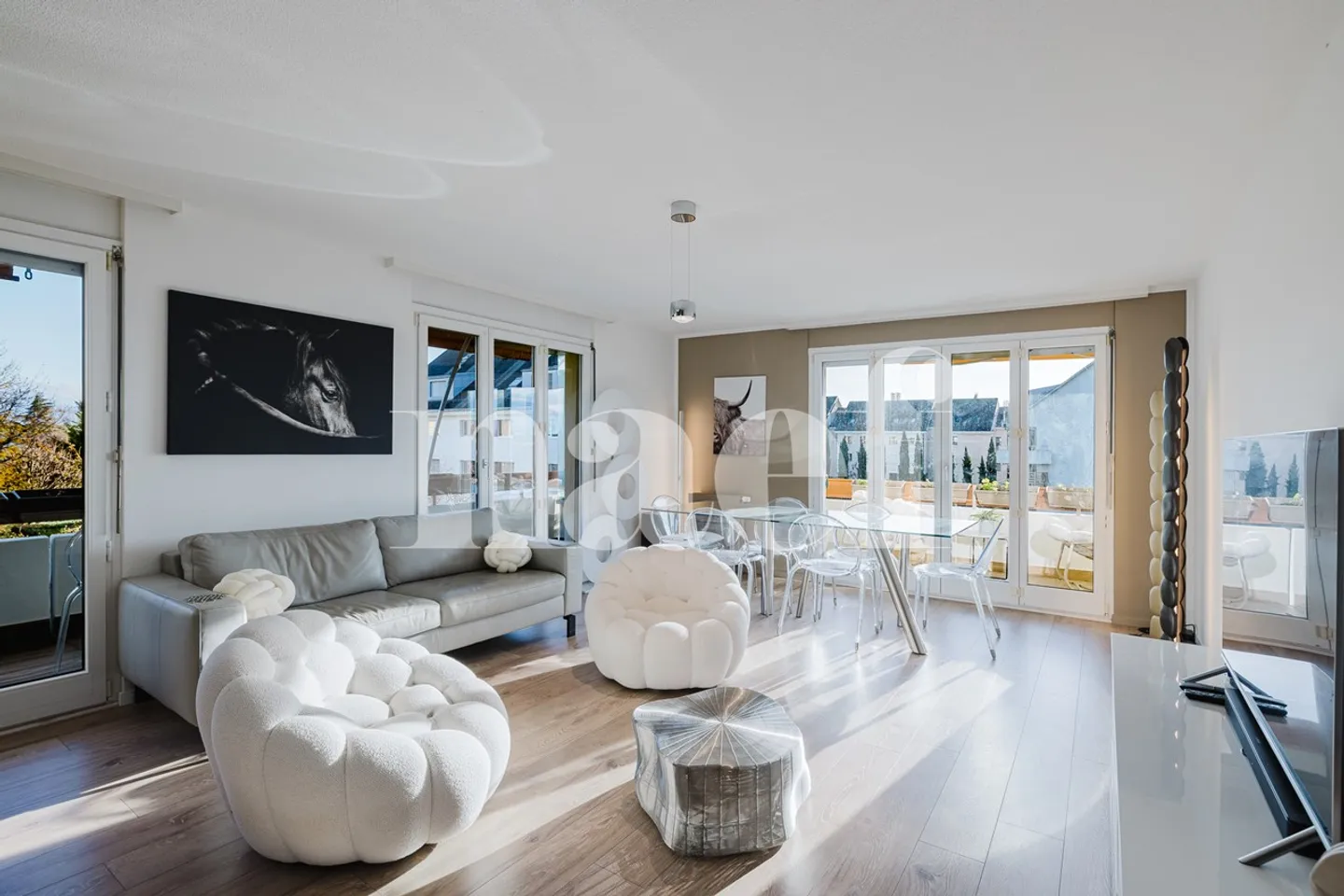 Bright renovated 4.5-room apartment - Photo 1 of 10