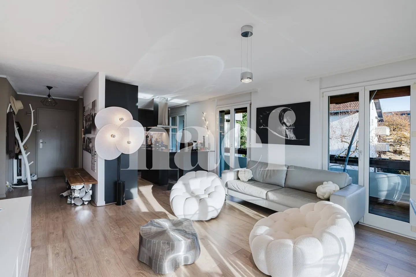 Bright renovated 4.5-room apartment - Photo 2 of 10