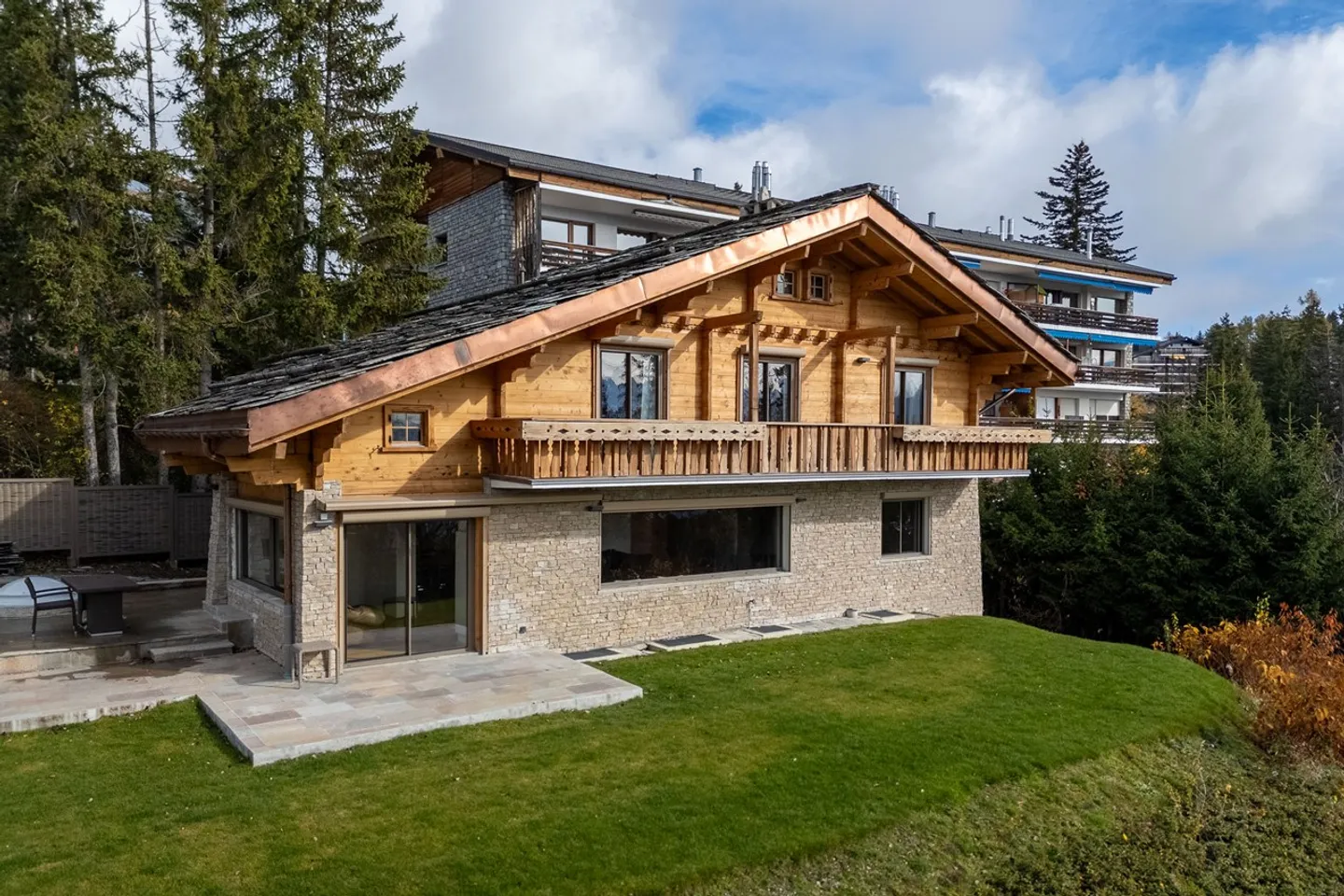 Spacious chalet with indoor pool in Crans-Montana - Photo 1 of 10