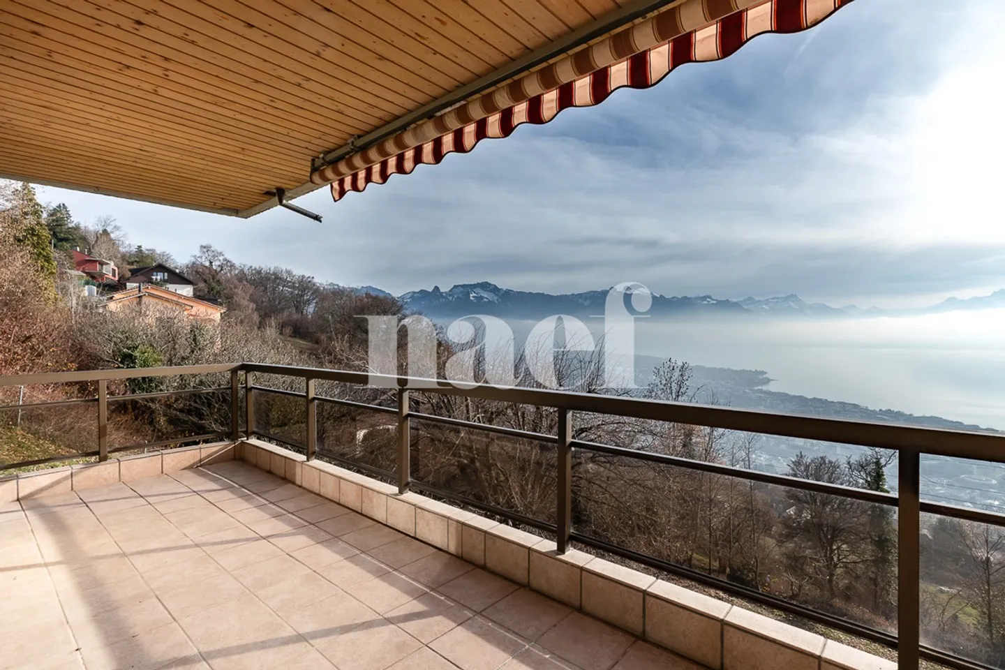 Appartement rénové de 2.5 pièces avec terrasse / jardin et vue panoramique sur le lac à vendre à Chardonne - Photo 2 sur 8