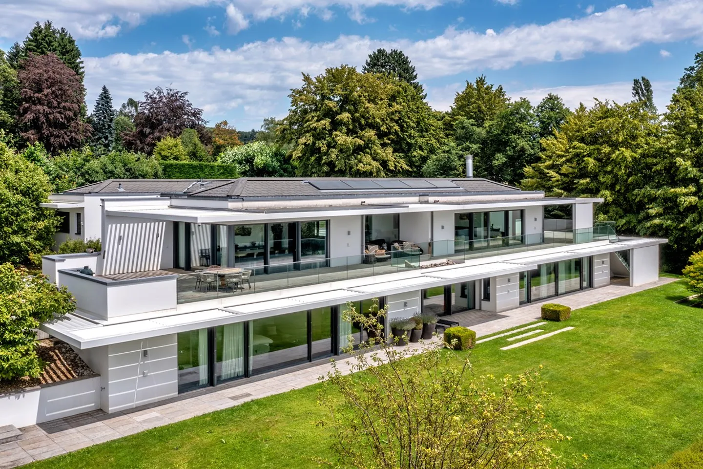 Contemporary villa with 10 rooms in a privileged location. - Photo 1 of 9