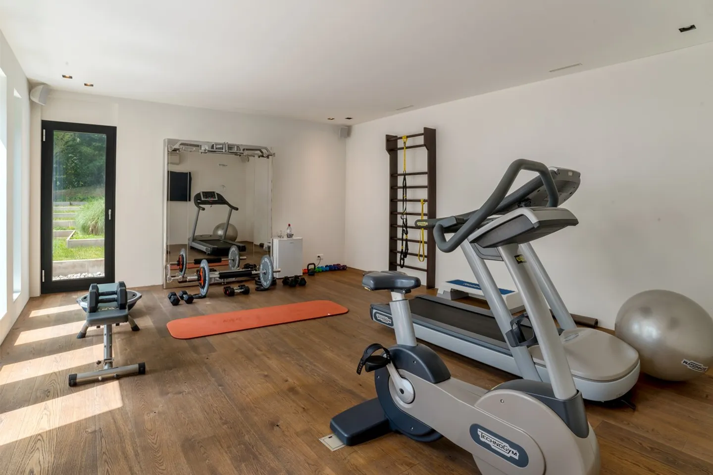 Contemporary villa with 10 rooms in a privileged location. - Photo 7 of 9