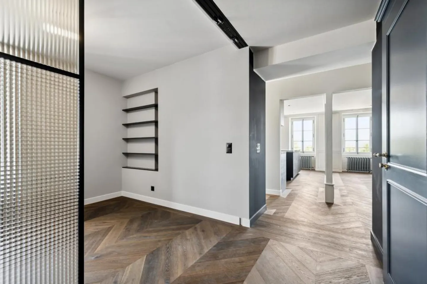 Character apartment in the heart of Rolle - Photo 5 of 8