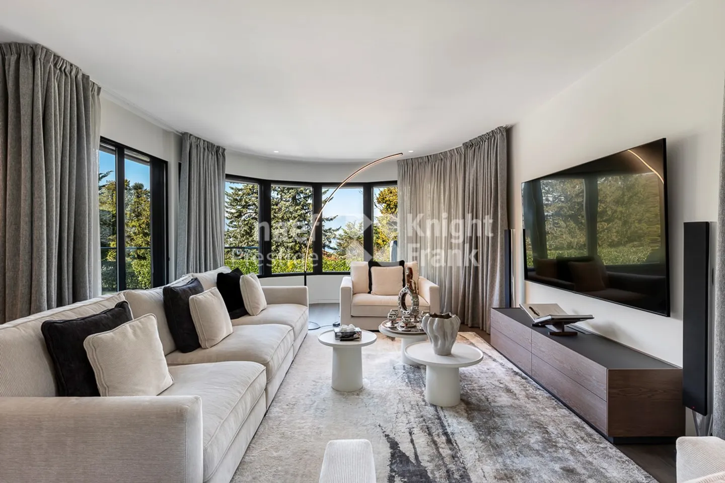 Exceptional villa with lake view - Photo 2 of 4