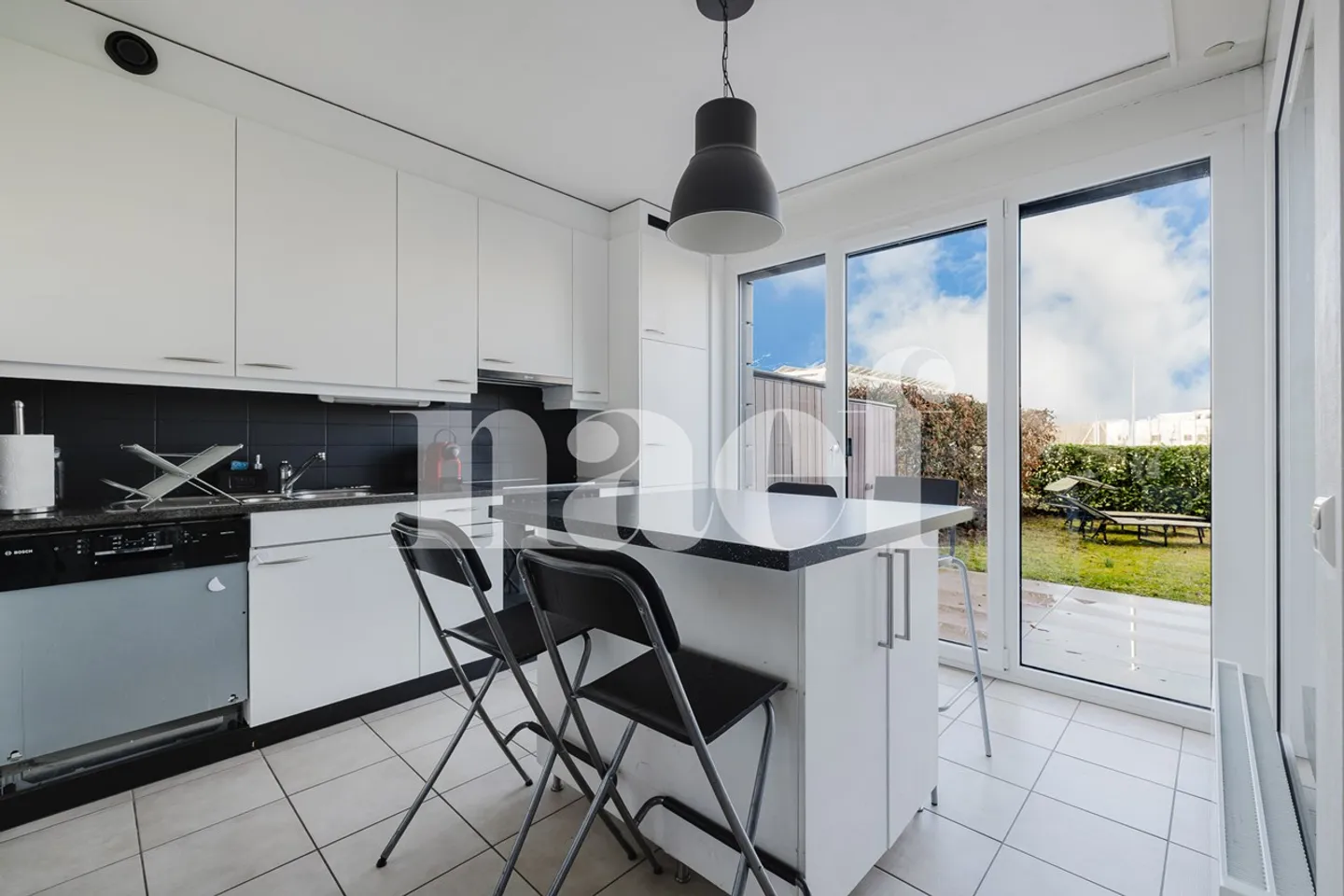 Bright 4-room apartment with terrace and private garden in Châtelaine - Photo 4 of 9