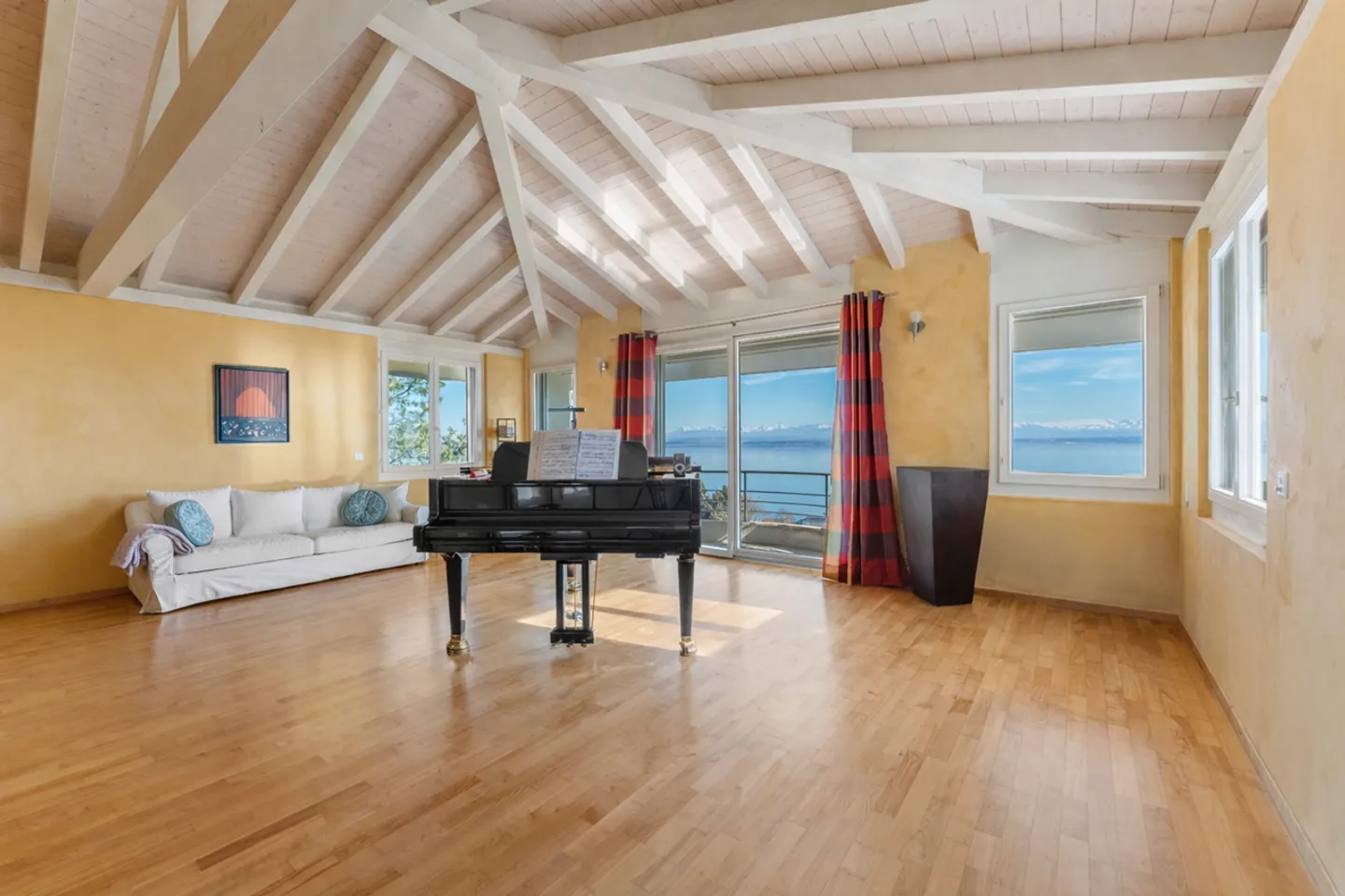 Property with panoramic view of the lake - Photo 8 of 10