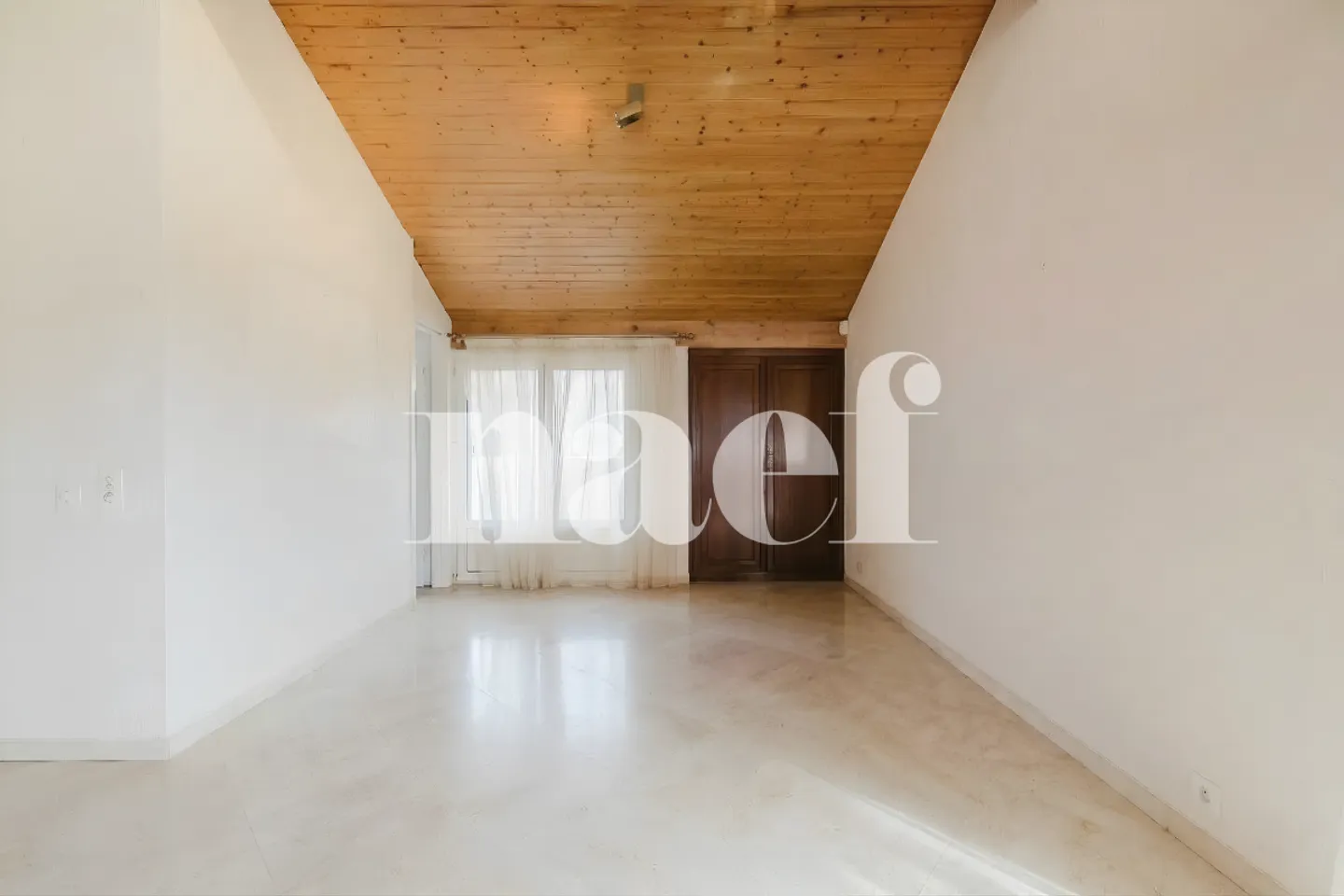 Large duplex in a wooded residence - Photo 4 of 12