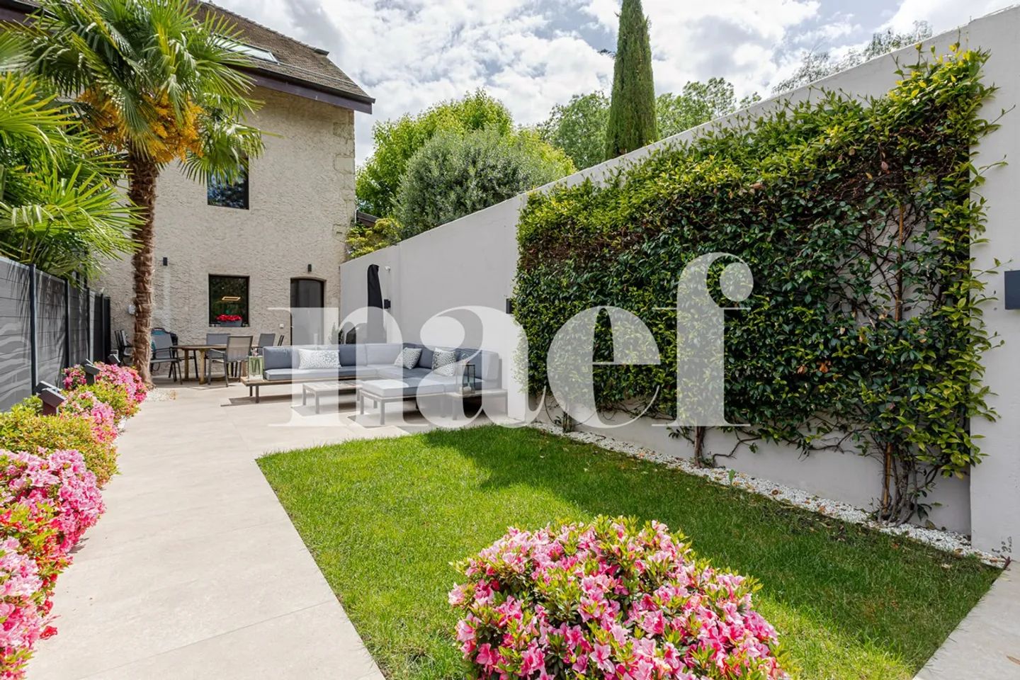 Elegant renovated townhouse in the heart of Troinex - Photo 1 of 12