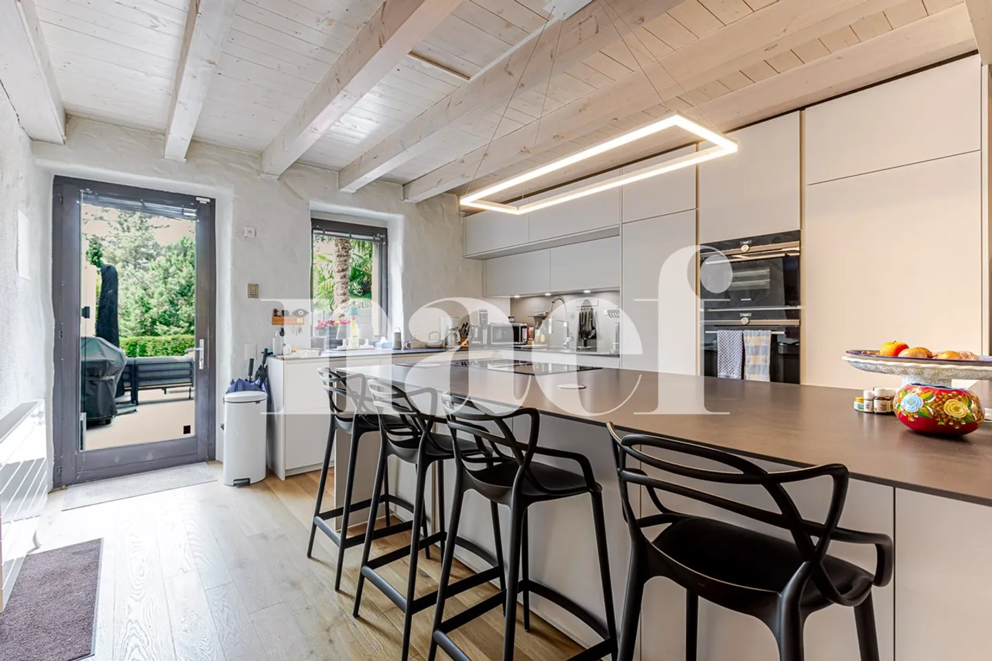 Elegant renovated townhouse in the heart of Troinex - Photo 4 of 12