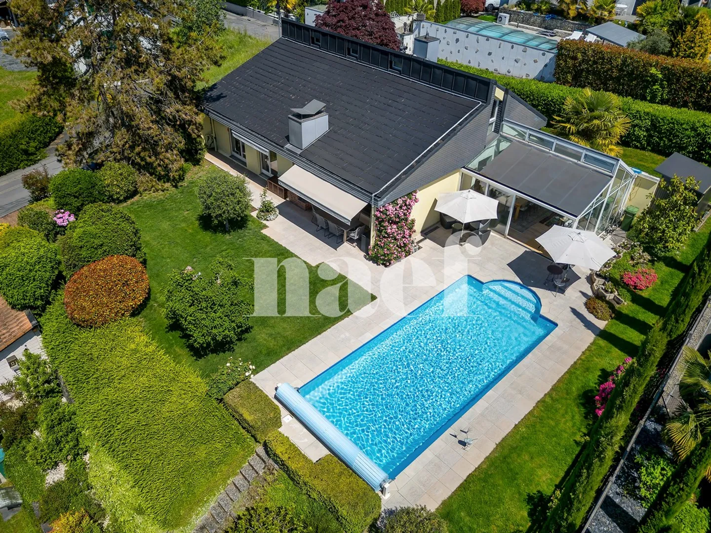 Beautiful 7.5-room detached villa with outdoor pool for sale in Villeneuve - Photo 1 of 12