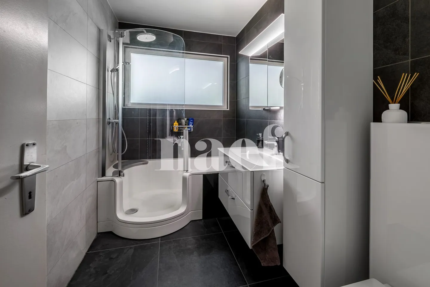 Beautiful 7.5-room detached villa with outdoor pool for sale in Villeneuve - Photo 11 of 12