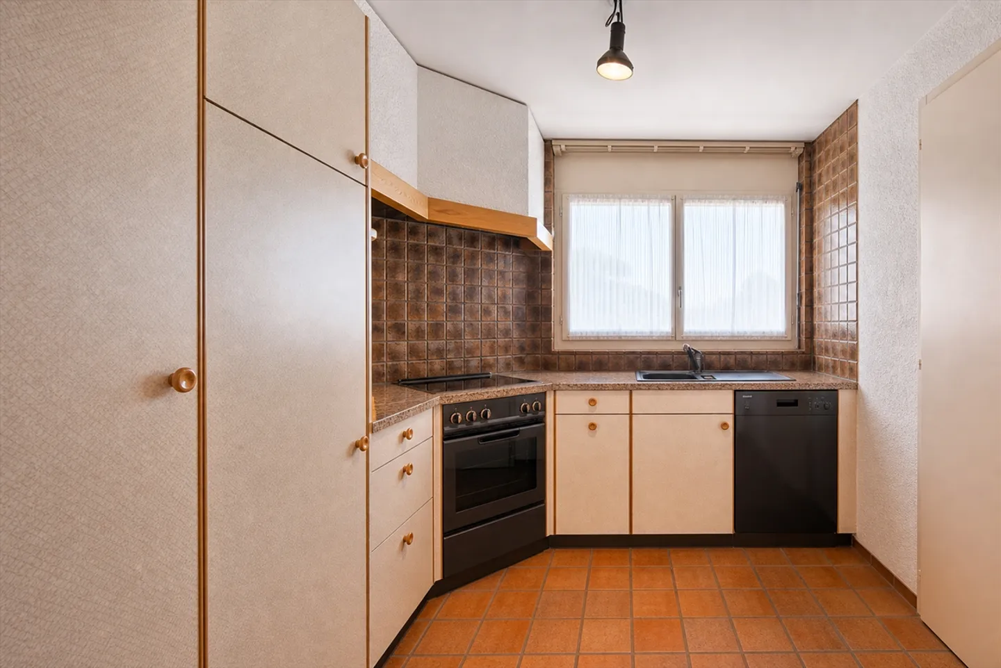 Appartement Spacieux avec Potentiel - Photo 5 sur 9