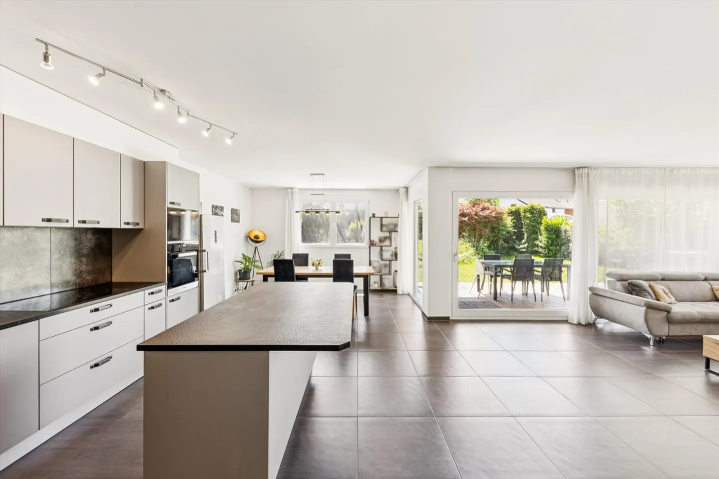Magnifico appartamento di 4,5 locali con terrazza e giardino in vendita a Rossens - Foto 4 di 10