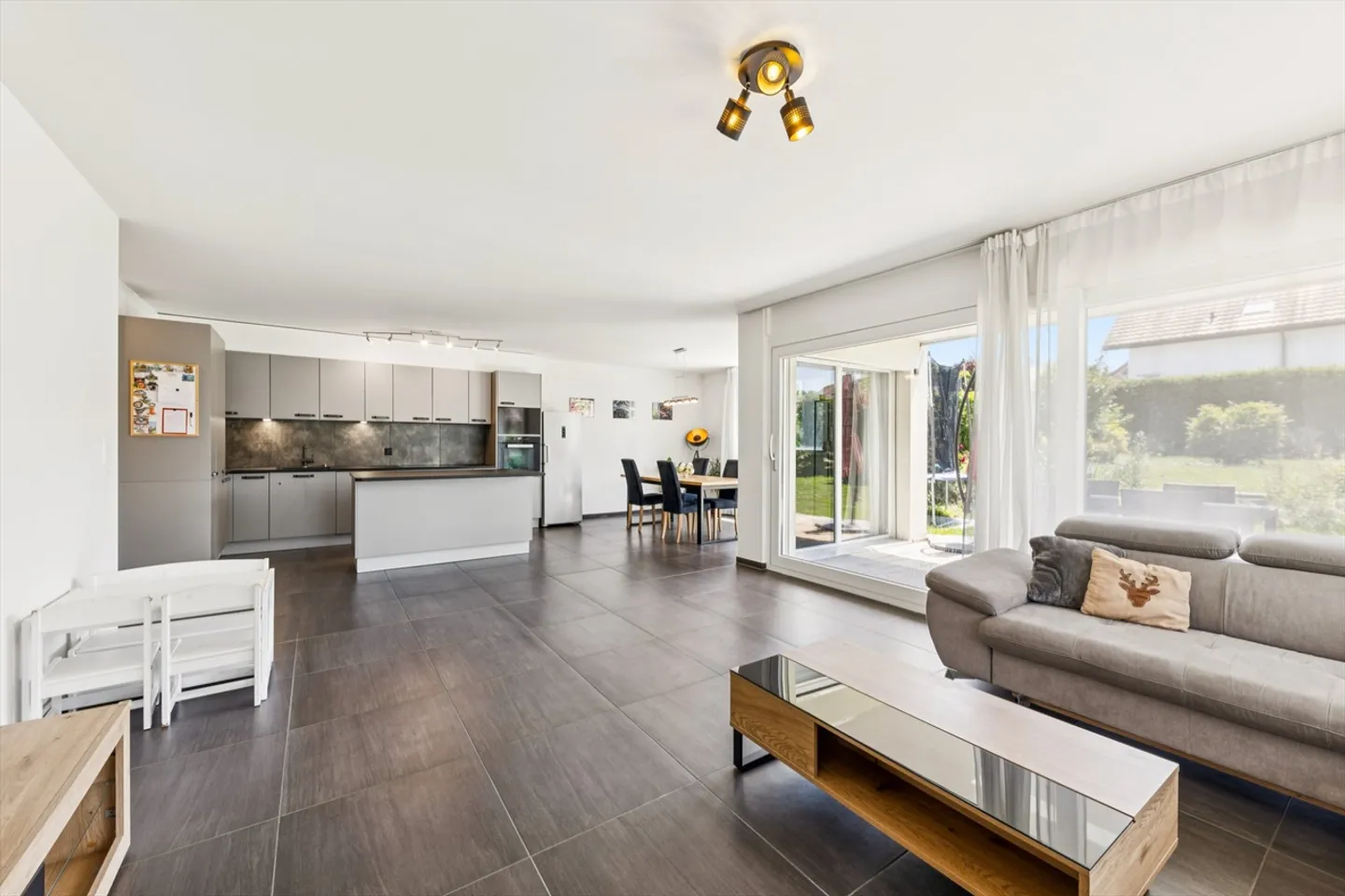 Magnifico appartamento di 4,5 locali con terrazza e giardino in vendita a Rossens - Foto 2 di 10