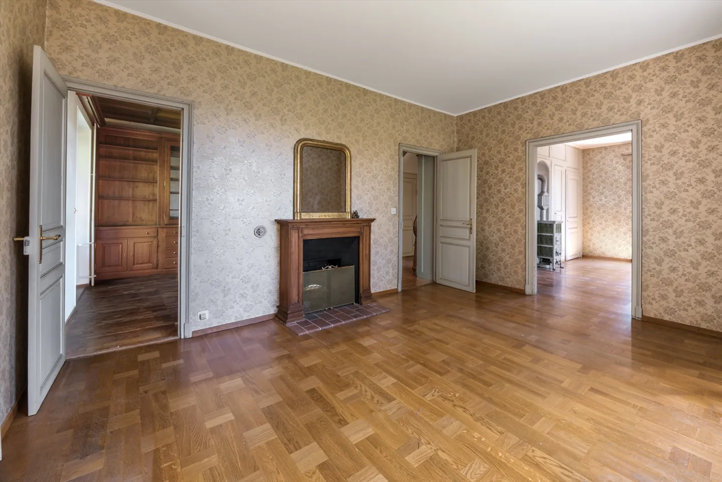 Familienvilla mit großem Potenzial in privilegierter Umgebung - Foto 8 von 13
