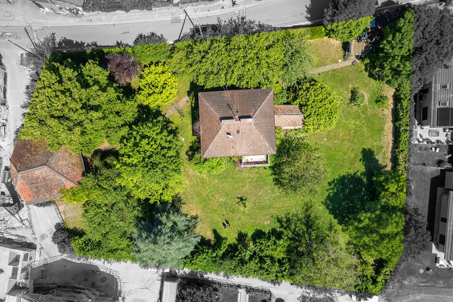 Familienvilla mit großem Potenzial in privilegierter Umgebung - Foto 2 von 13