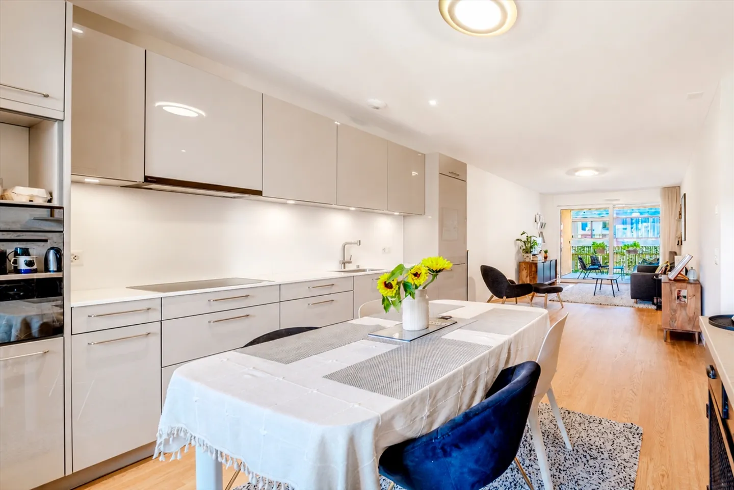 Appartement 3,5 pièces : L'élégance traversante au coeur d'Arbora - Photo 2 sur 11