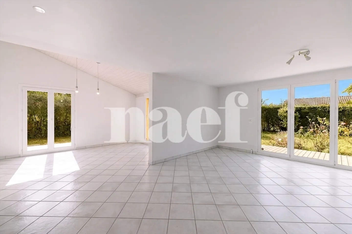 Family villa with private garden in Genthod - Photo 2 of 10