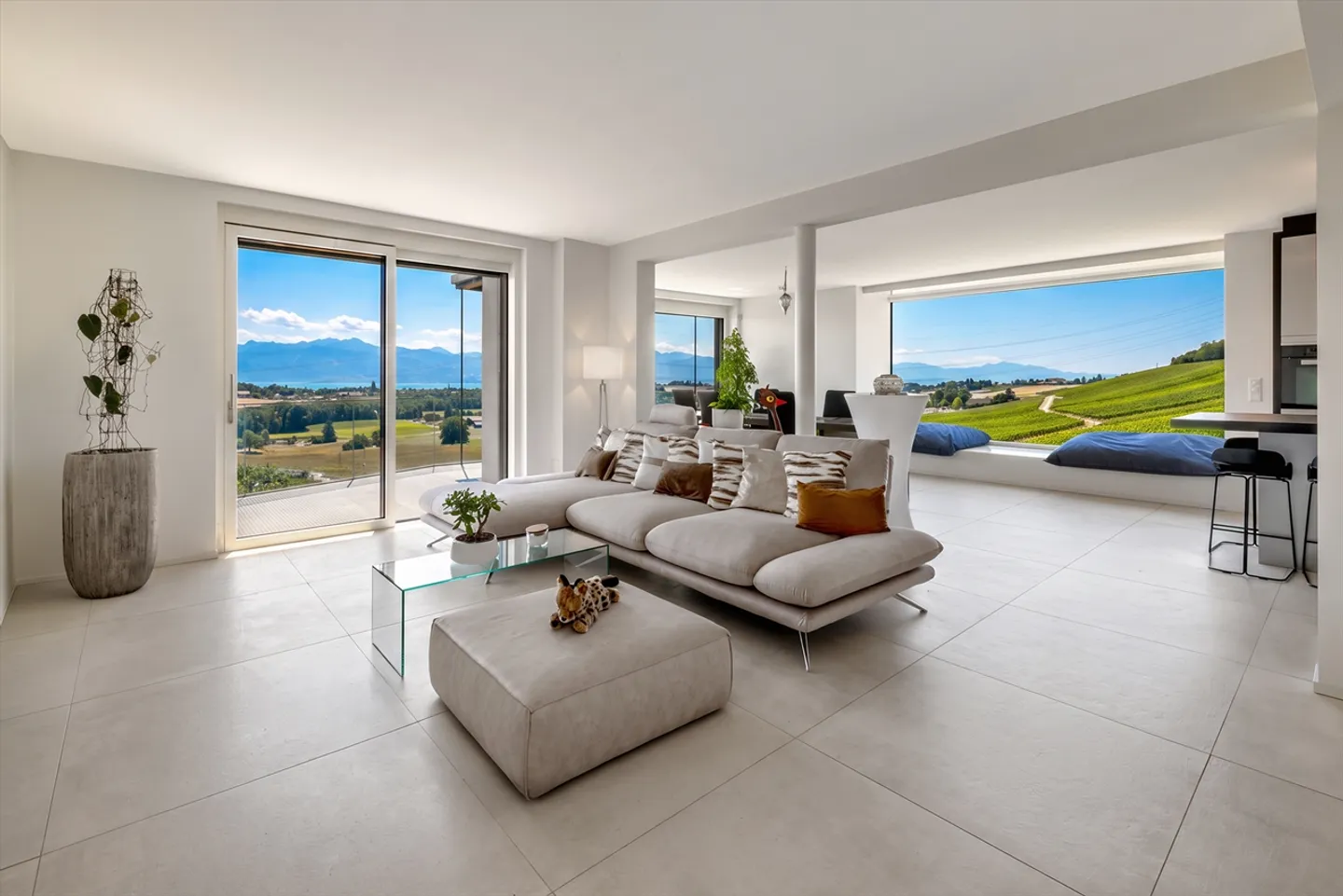 An architectural signature facing Lake Geneva - Photo 4 of 12