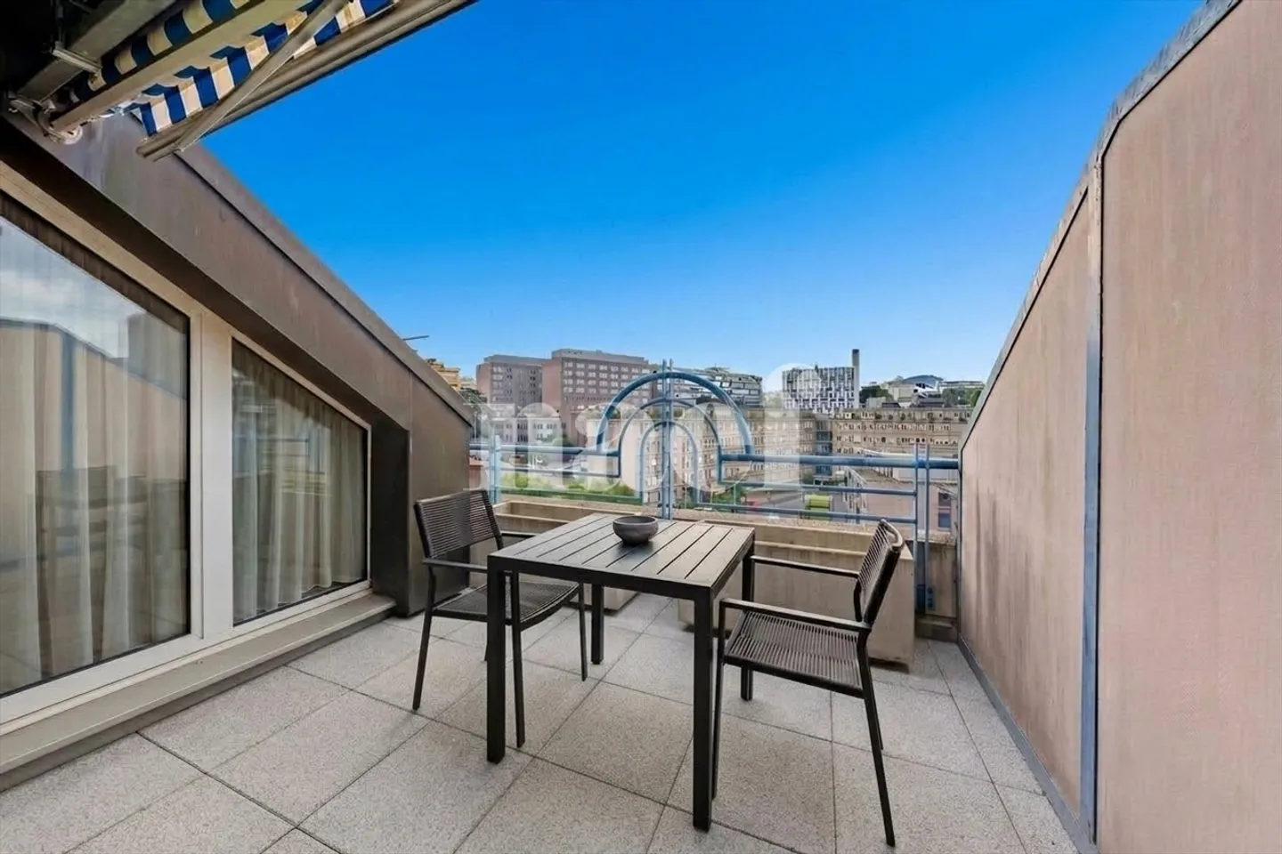 Appartement lumineux au 6? étage avec une belle terrasse - Photo 2 of 8