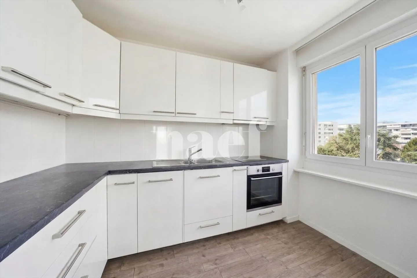 Spacieux appartement familial en étage élevé - Photo 4 sur 12