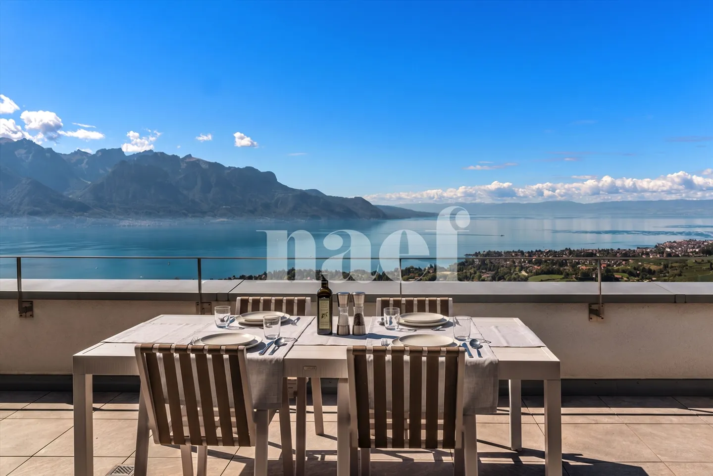 Penthouse apartment with 4.5 rooms, terrace, and magnificent view of Lake Geneva for sale in the heights of Montreux - Photo 1 of 13