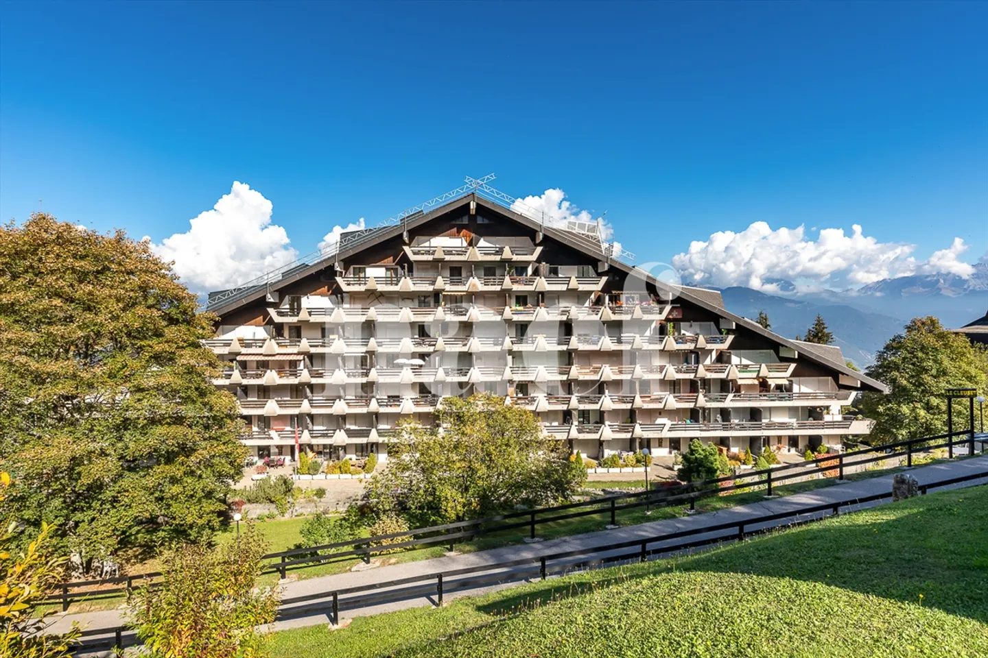 Appartement Charmant avec Vue Panoramique - Photo 4 sur 11