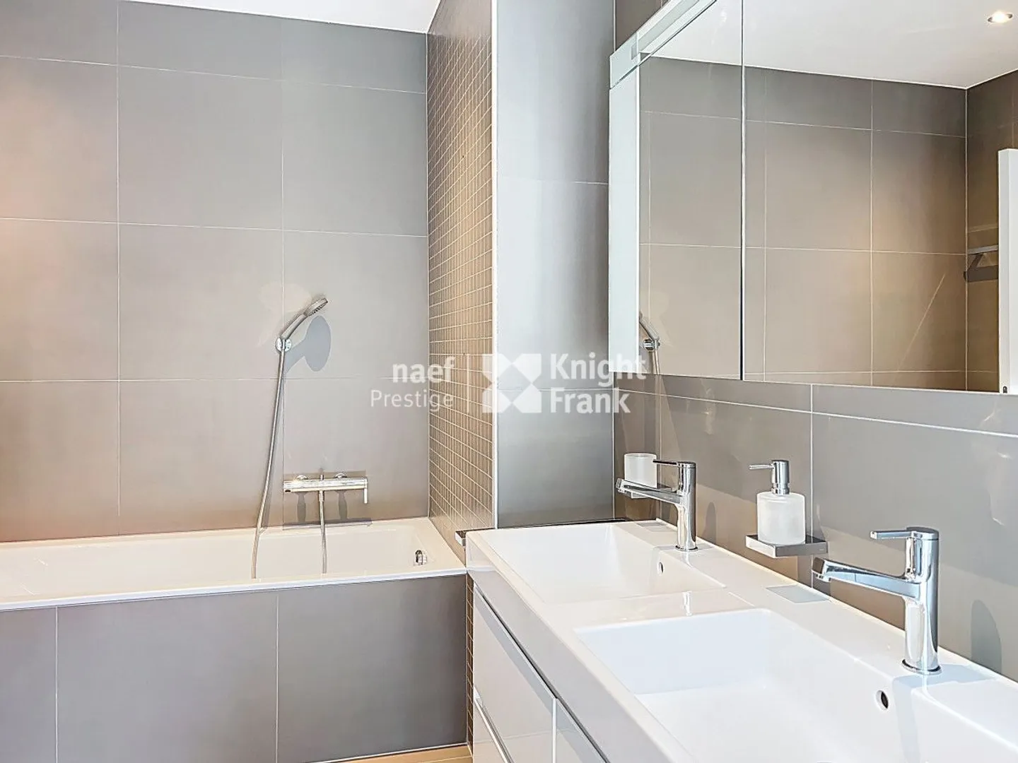 Bel appartement de standing avec jardin, terrasse et piscine privative - Photo 11 sur 11