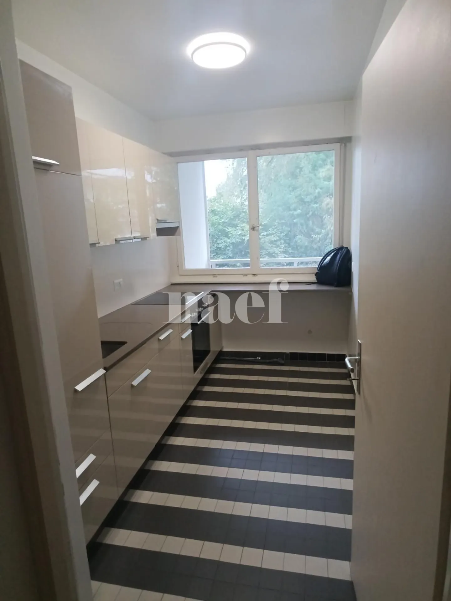 4-room apartment near Parc Bertrand - Photo 3 of 10