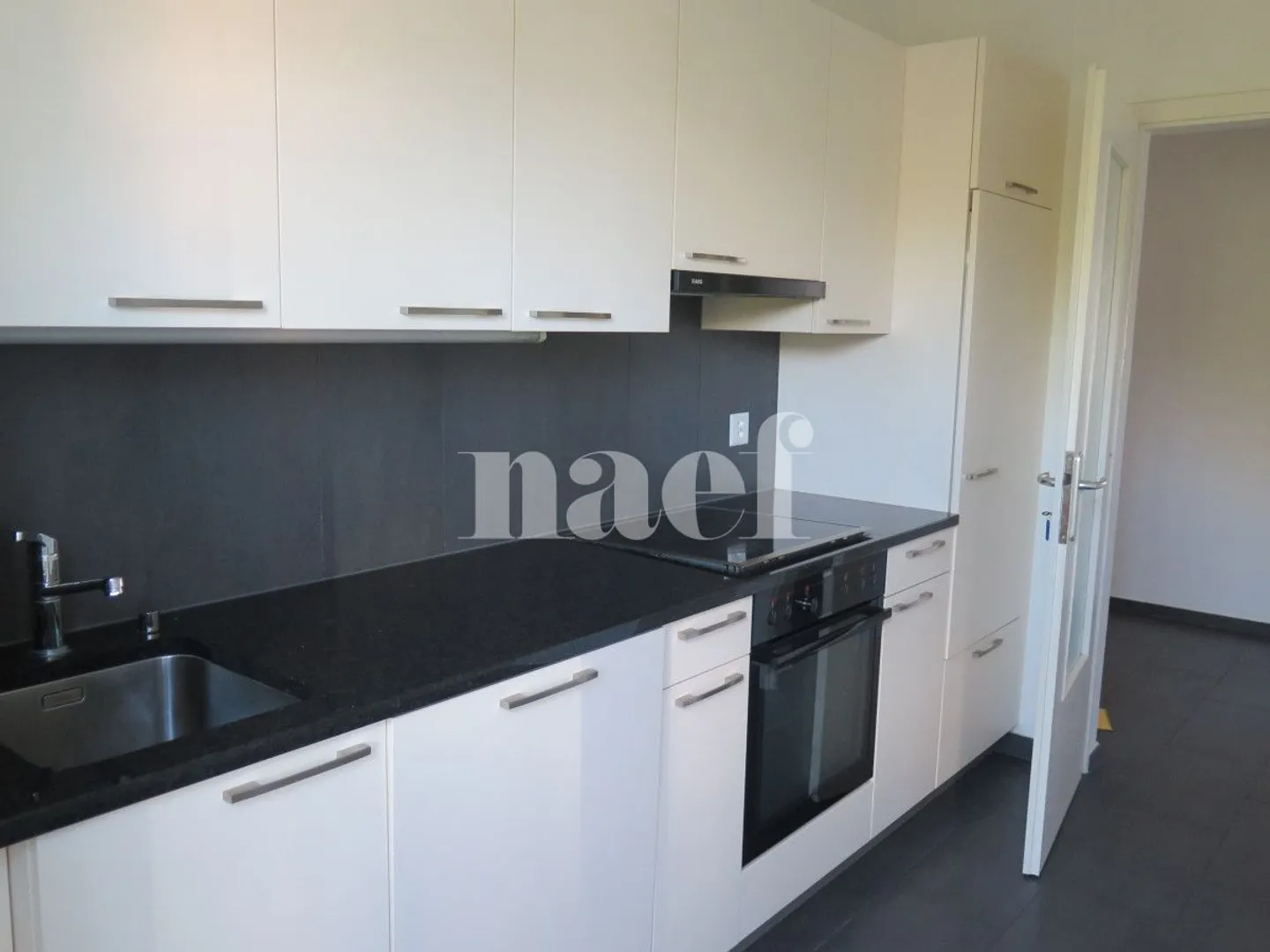 Appartement rénové de 4 pièces avec grand balcon - Photo 3 of 9